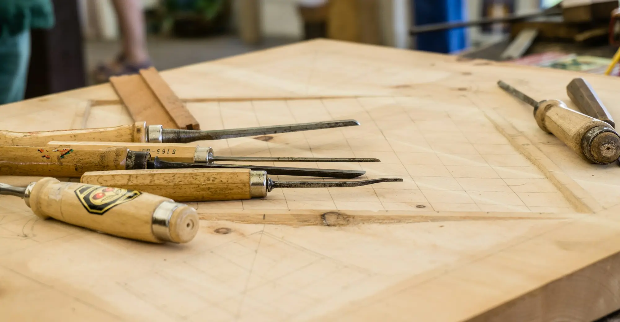 Stechbeitel auf einer Werkbank aus Holz