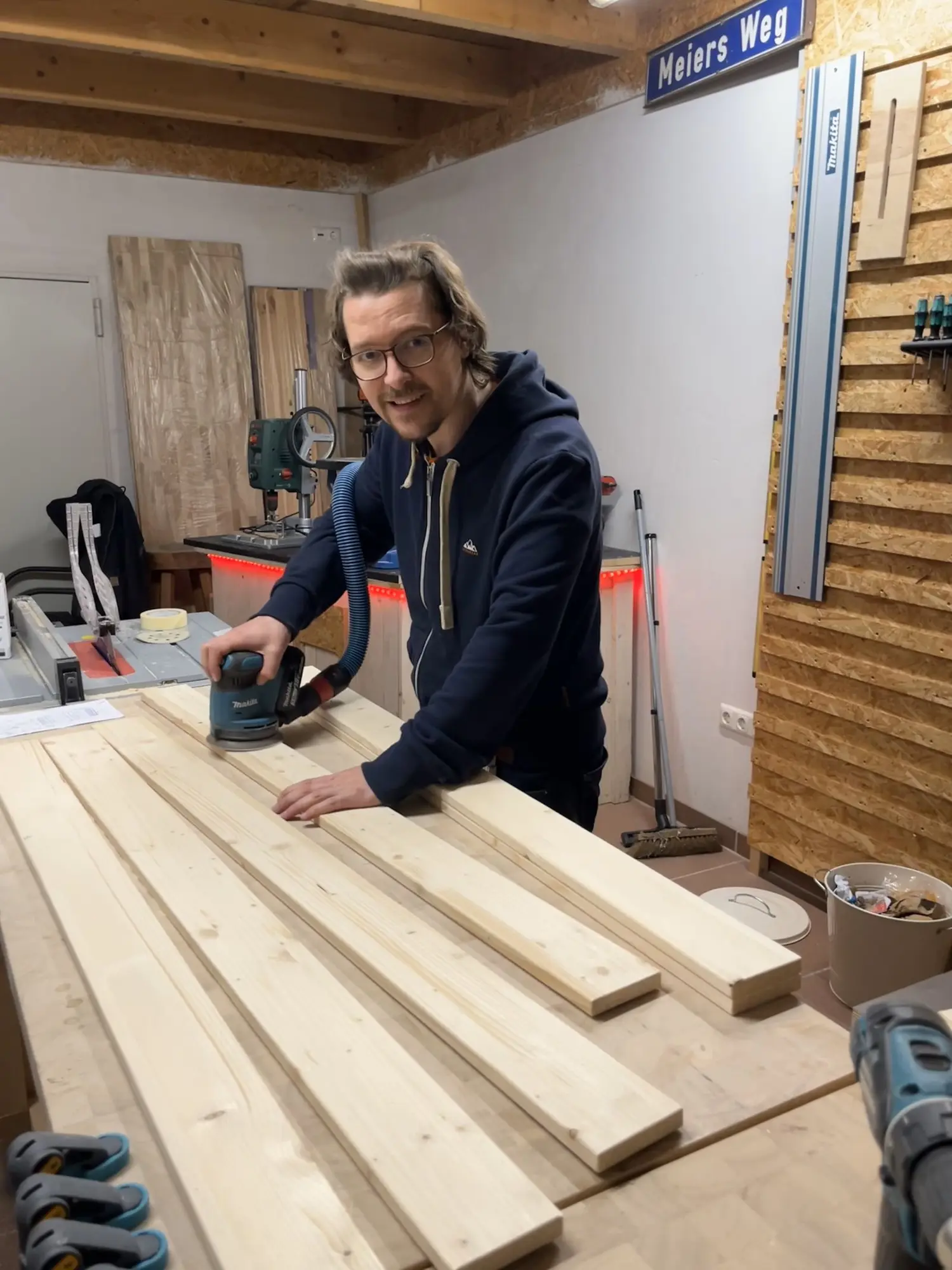 Bruno hobelt Bretter in der Werkstatt