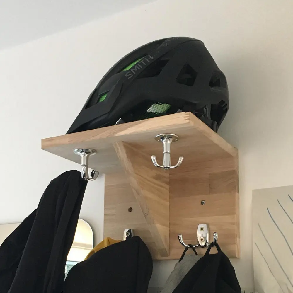 Praktische Holzgarderobe an der Wand
